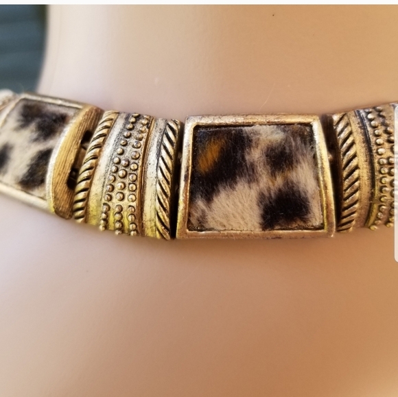 VINTAGE HIGH QUALITY ORNATE MATTE GOLDTONED & FAUX CHEETAH FUR COLLAR NECKLACE - Picture 3 of 6